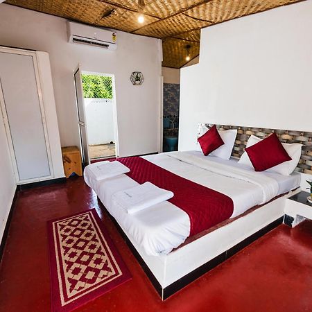 Hotel La Paulo'S Near Beach Resort Morjim Buitenkant foto