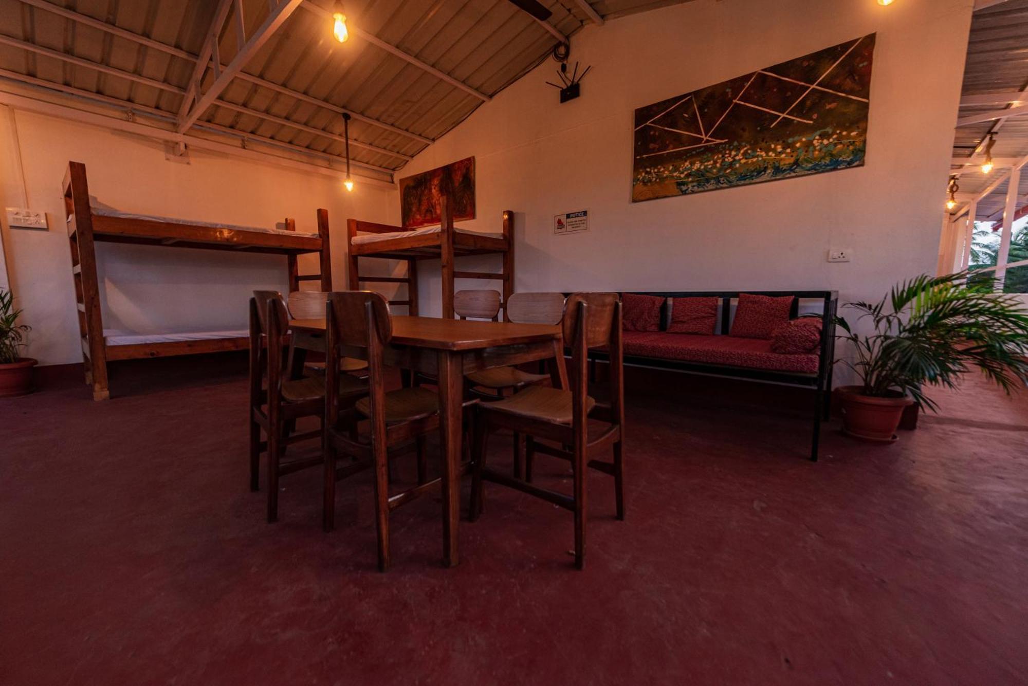 Hotel La Paulo'S Near Beach Resort Morjim Buitenkant foto