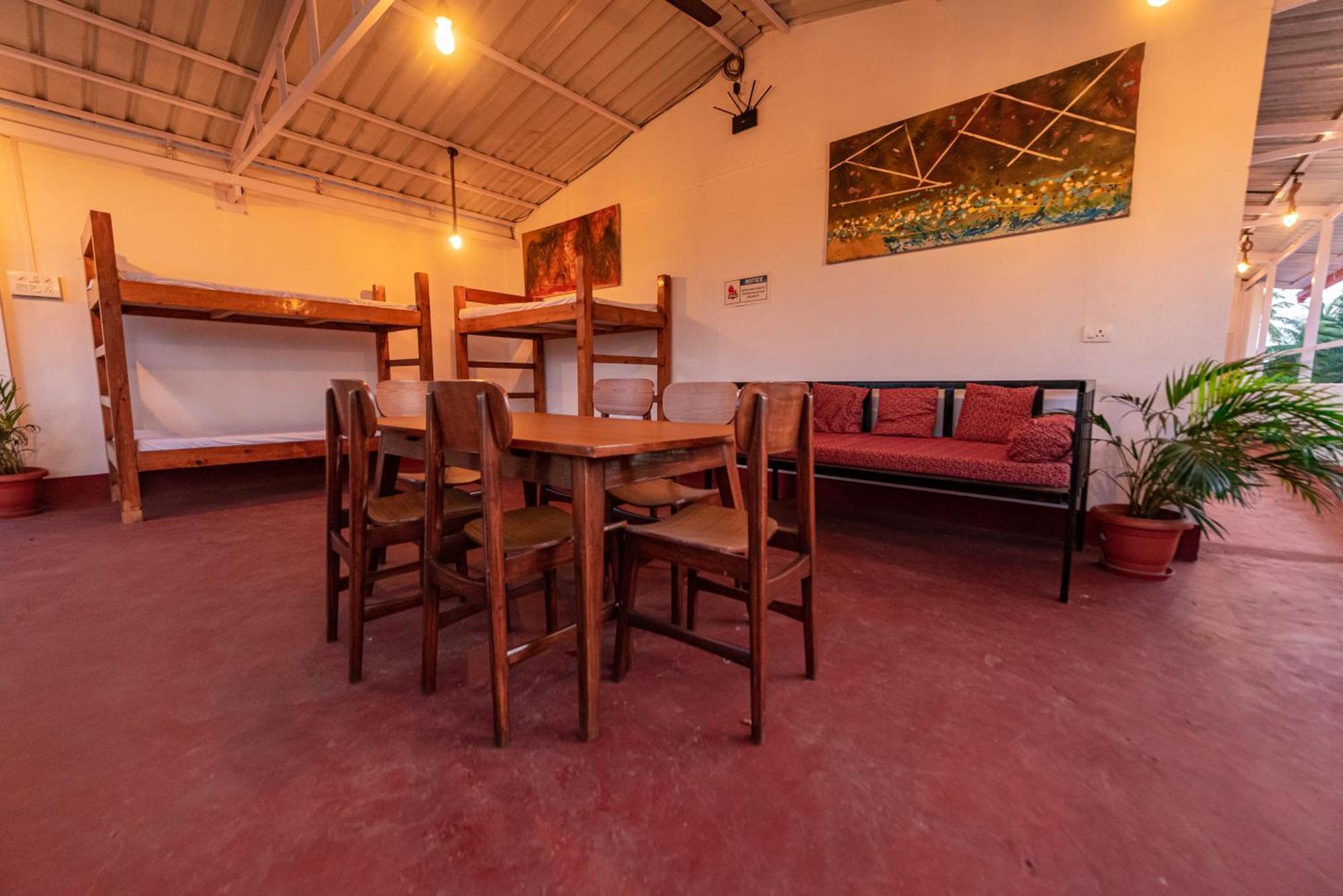 Hotel La Paulo'S Near Beach Resort Morjim Buitenkant foto