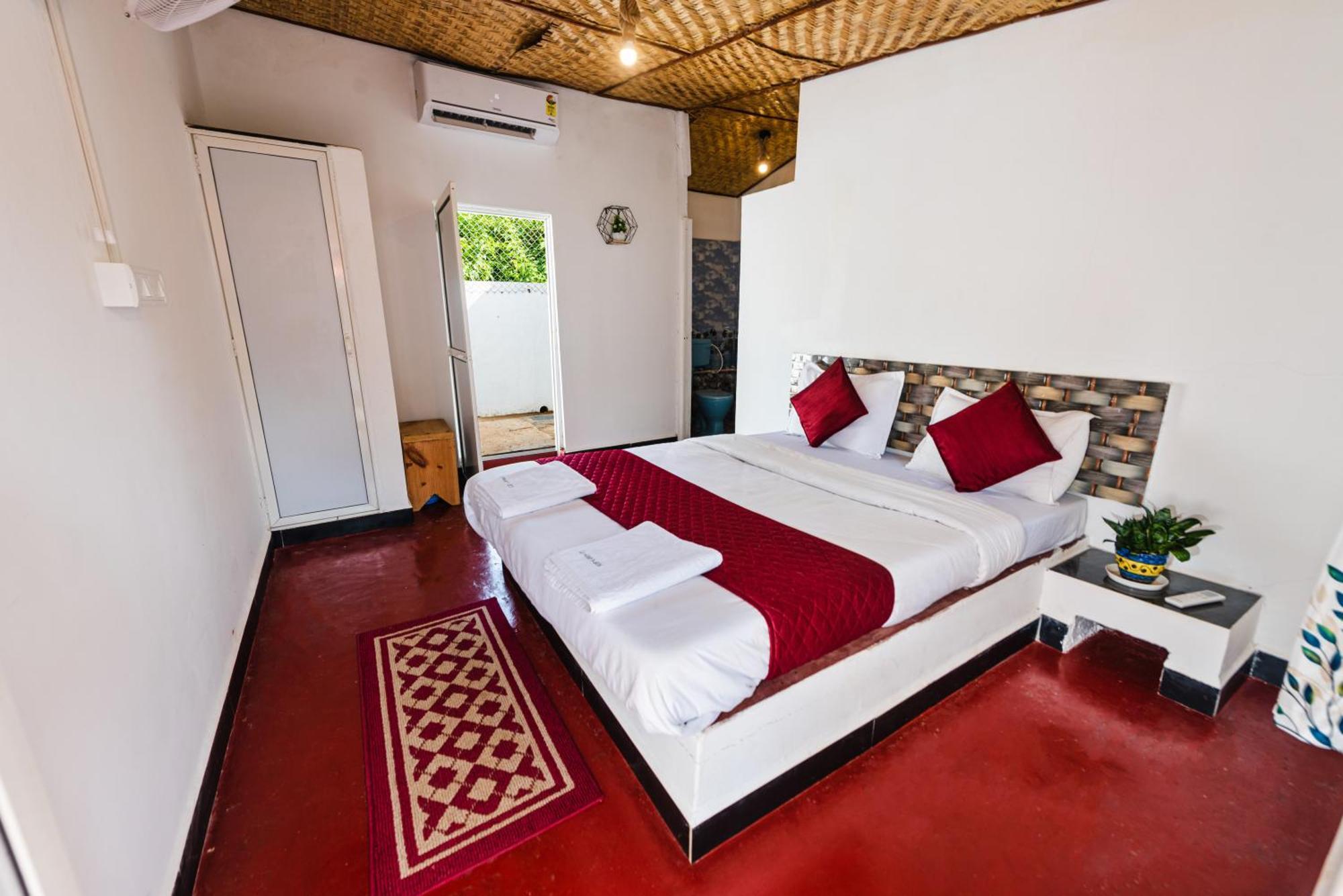 Hotel La Paulo'S Near Beach Resort Morjim Buitenkant foto
