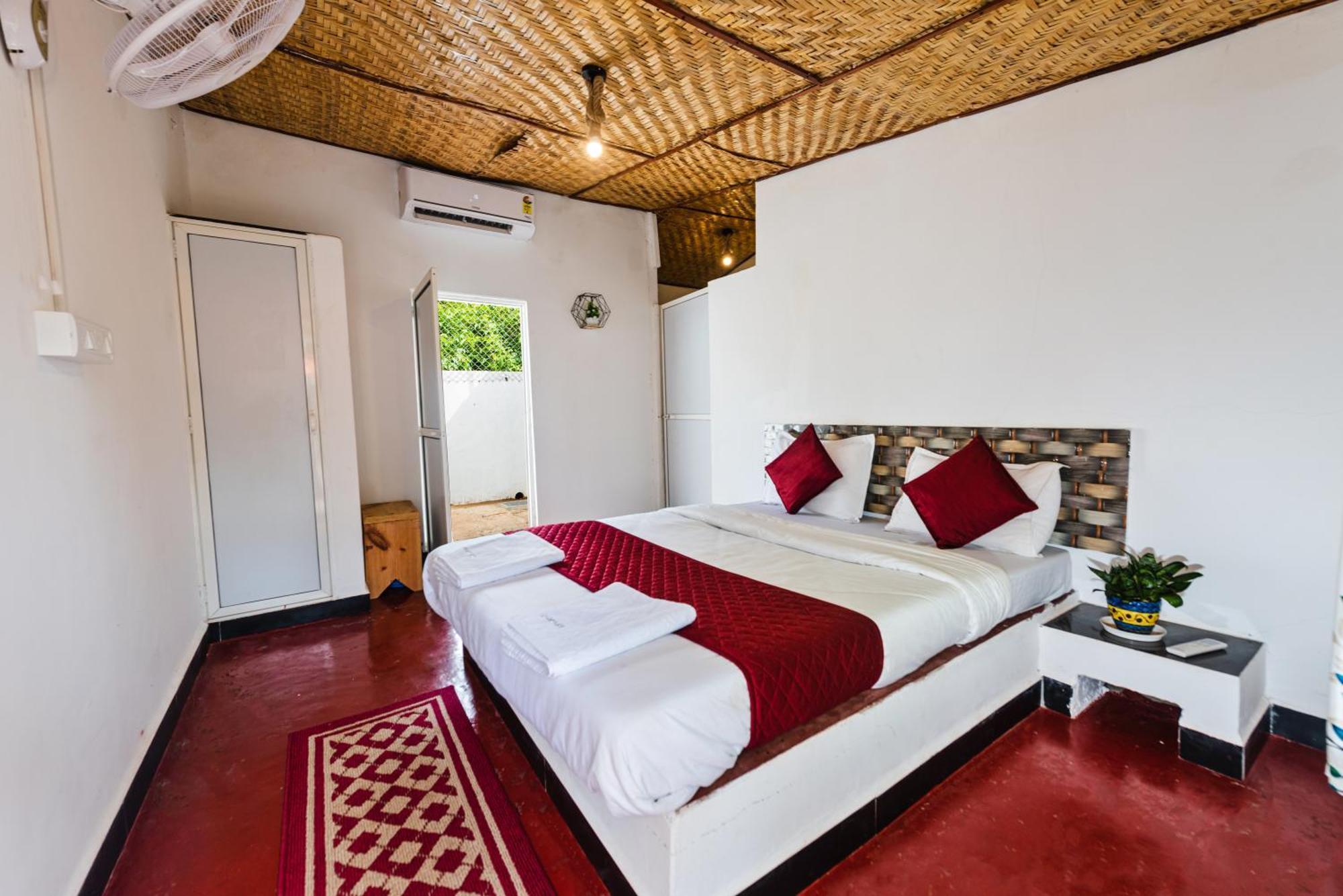 Hotel La Paulo'S Near Beach Resort Morjim Buitenkant foto